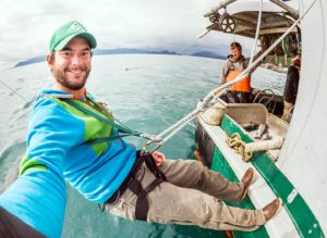 le photographe Chris Miller avec les pêcheurs du Morbihan