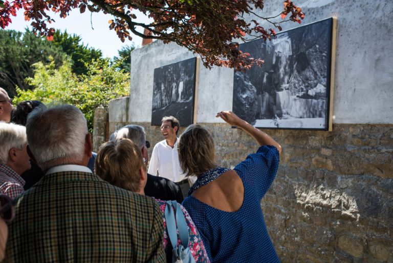 visite guidée de l'expo photo à Locmariaquer